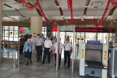 市委常委、市政府副市长谭萍，春秋航空董事长王煜一行莅临游船旅游中心调研