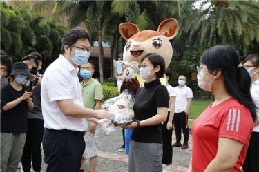 亚沙会组委会慰问海南省支援湖北医护人员 248个吉祥物“亚亚”赠抗疫英雄