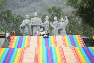 我要去大小洞天体验彩虹滑道！