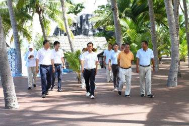 三亚旅文集团党委书记、董事长郑聪辉一行到大小洞天景区调研